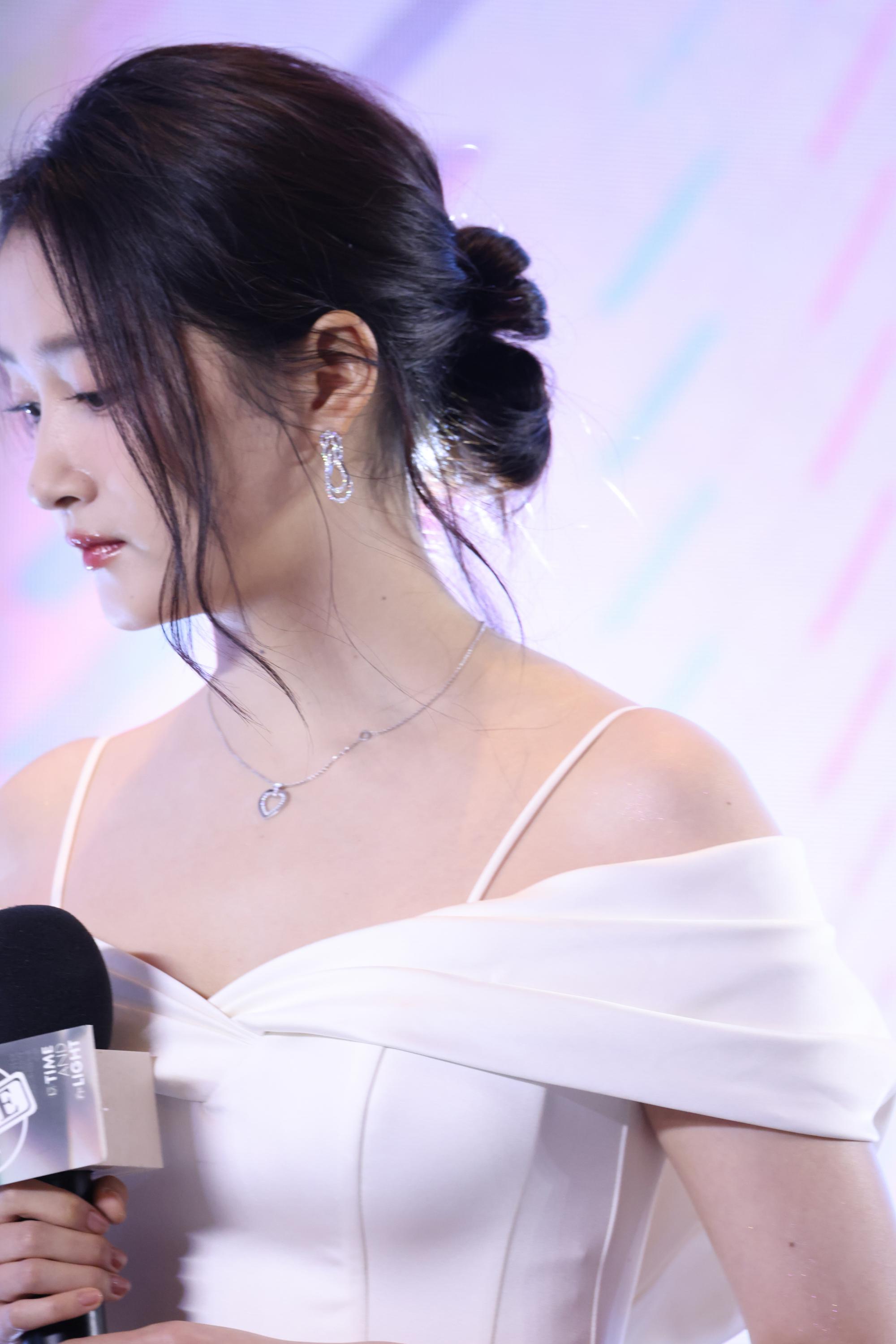 关晓彤右侧脸漏香肩现场生图照[3]